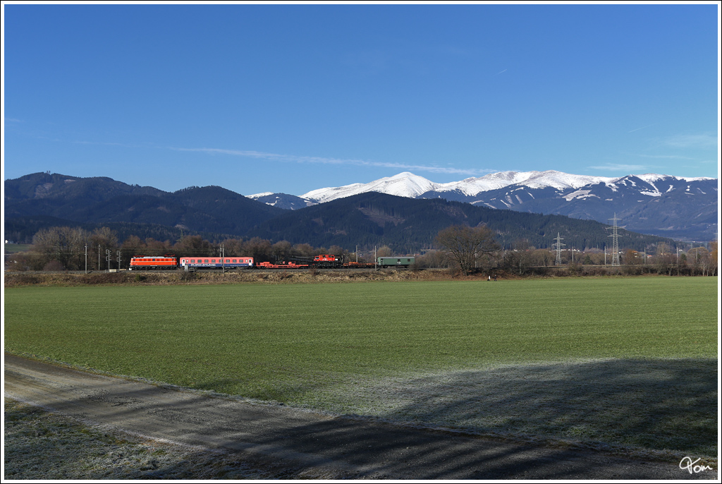 Die 1041.202 von RPS (Rail Professionals Sttz) berstellt den Dampfkran 9766 042 als SGAG 93046 von Sigmundsherberg nach Lienz. 
Knittelfeld 30.12.2012