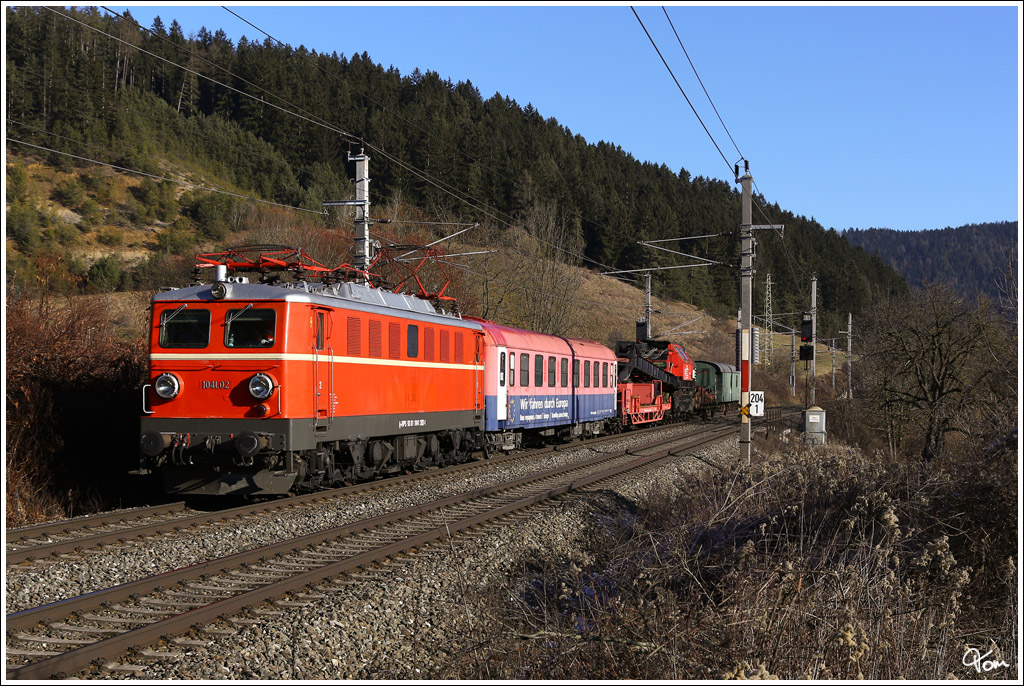 Die 1041.202 von RPS (Rail Professionals Sttz) berstellt den Dampfkran 9766 042 als SGAG 93046 von Sigmundsherberg nach Lienz. 
St Miachael in Obersteiermark 30.12.2012