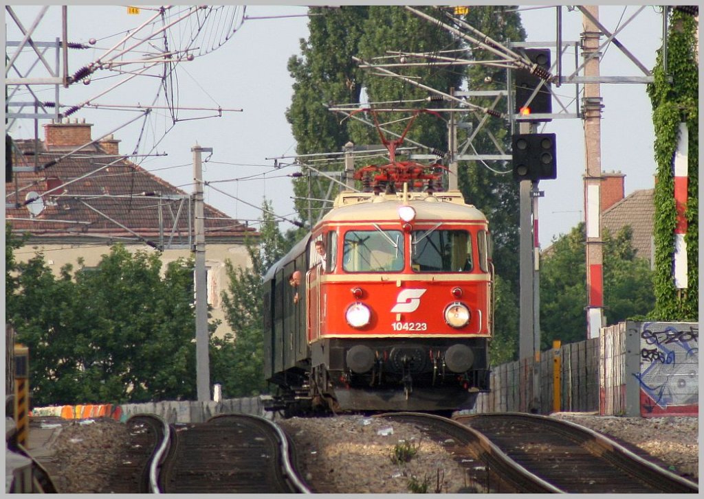 Die 1042 23 befhrt mit EZ 7399 den Viadukt zwischen Wien Praterstern und Wien Mitte. (Der Zug wartete an dieser Stelle auf freie Fahrt, weshalb der Lokfhrer kurz  beschftigungslos  war.) 04.06.11