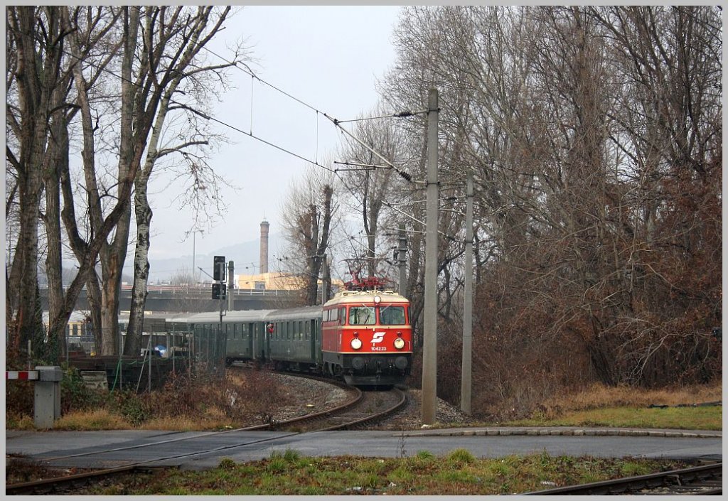 Die 1042 23 war am 24. Dezember 2011 mit dem Christkindl-Zug auf Rundfahrt durch Wien. Hier beim Bahnbergang in Wien/Brigittenau. 