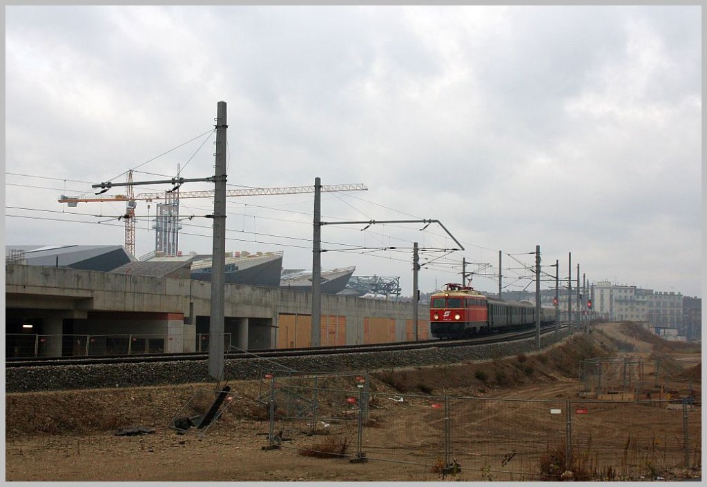Die 1042 23 war am 24. Dezember 2011 mit dem Christkindl-Zug auf Rundfahrt durch Wien. Hier an der Baustelle Wien Hauptbahnhof.