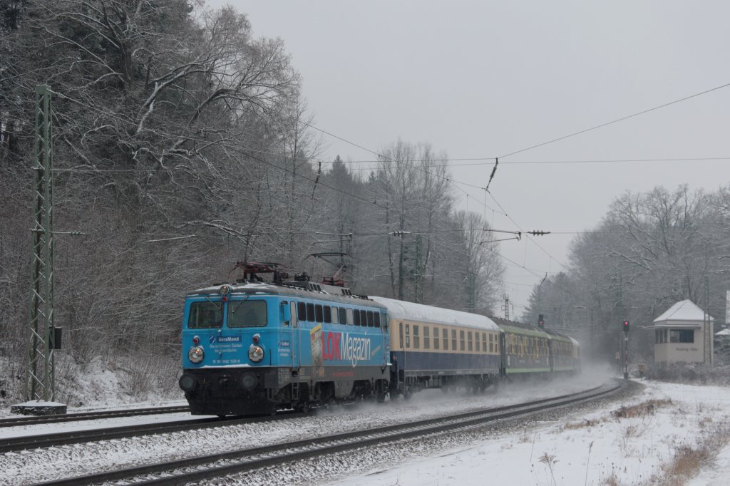 Die 1042 520-8 zieht am 12.01.13 den Lessing Express (Lr 1786) durch den Bahnhof Aling.