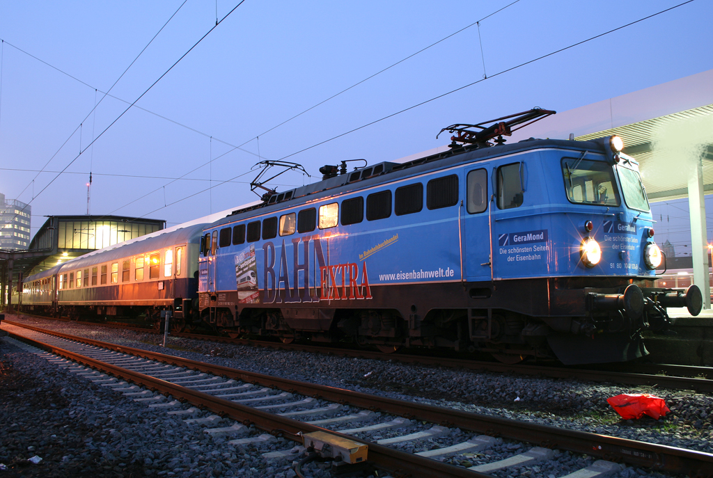 Die 1042 520-8 zieht den Fuballsonderzug von Cottbus nach Duisburg HBF am 01.03.2011