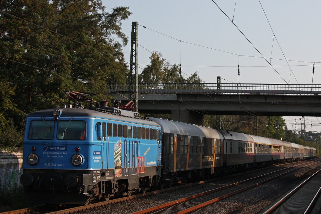 Die 1042 520 am 25.9.11 mit einem Sonderzug bei der Durchfahrt durch Dsseldorf-Angermund.
Gru an den Tf!