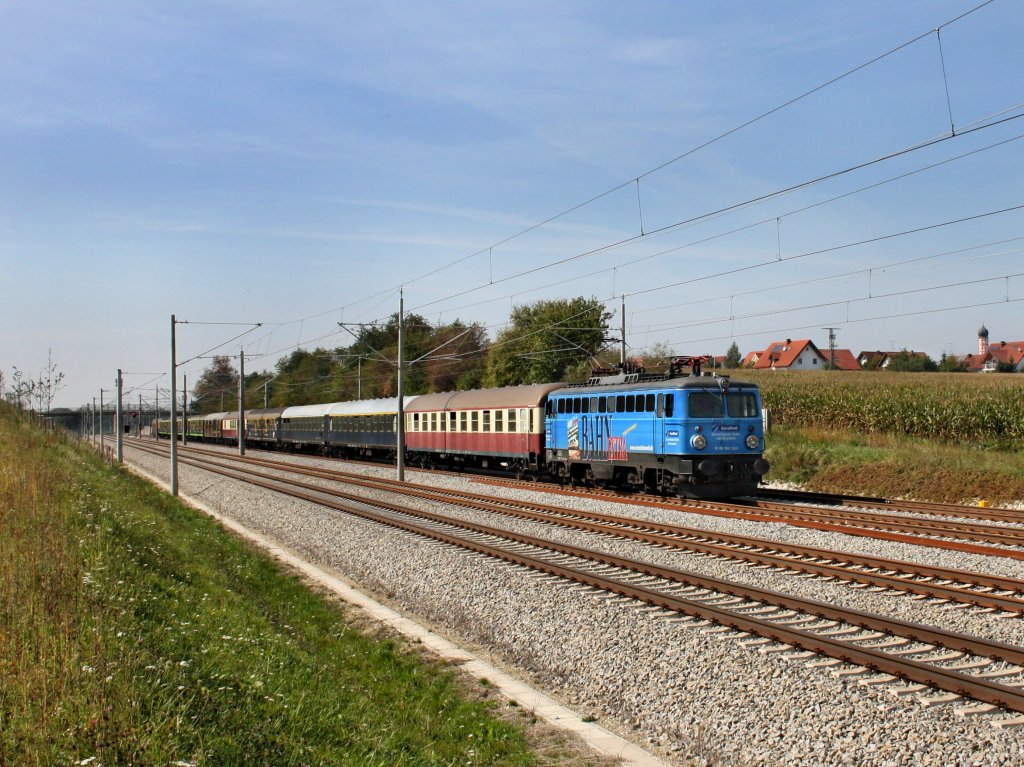 Die 1042 520 mit einem Wiesn Sonderzug am 24.09.2011 unterwegs bei Hattenhofen.