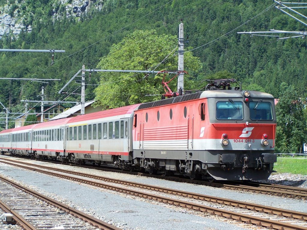 Die 1044 011 3 im Bahnhof Obertraun am 09/08/10.