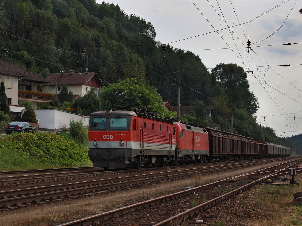 Die 1044 060 mit der 182 021 am 26.08.2009 mit einem Gterzug bei der Durchfahrt in Wernstein. 