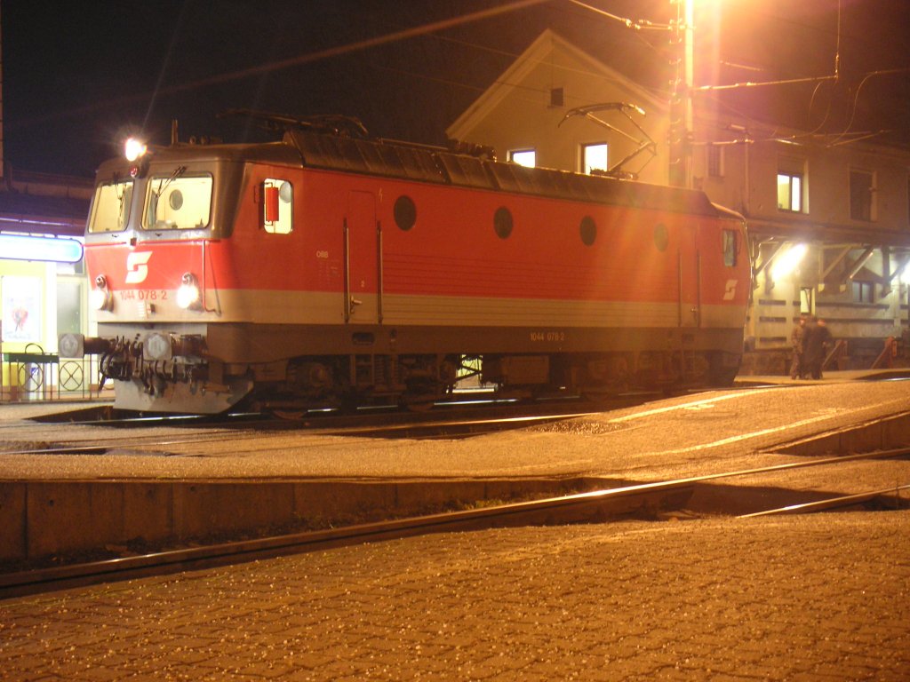 Die 1044 078-2 am Abend des 2.1.2007 in Spielfeld/Stra