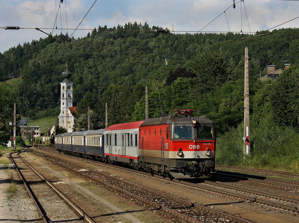 Die 1044 082 am 31.07.2010 mit dem EZ bei der Durchfahrt in Wernstein. 