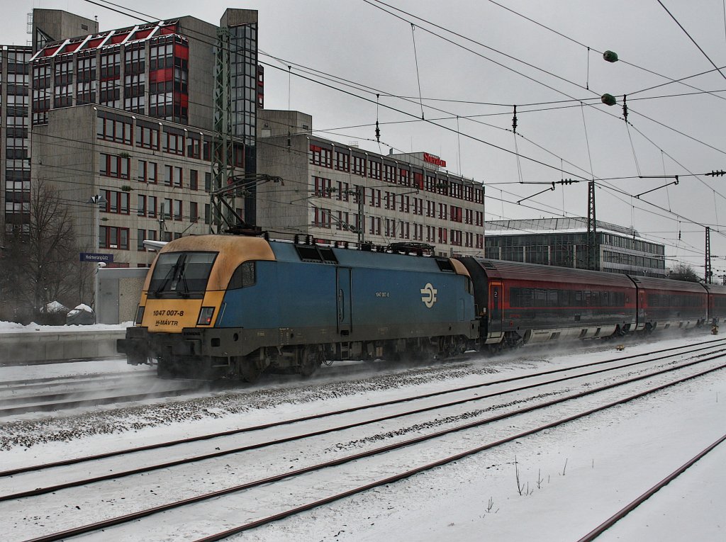 Die 1047 007 am 14.02.2010 mit einem Railjet bei der Durchfahrt am Heimeranplatz. (Mnchen)


