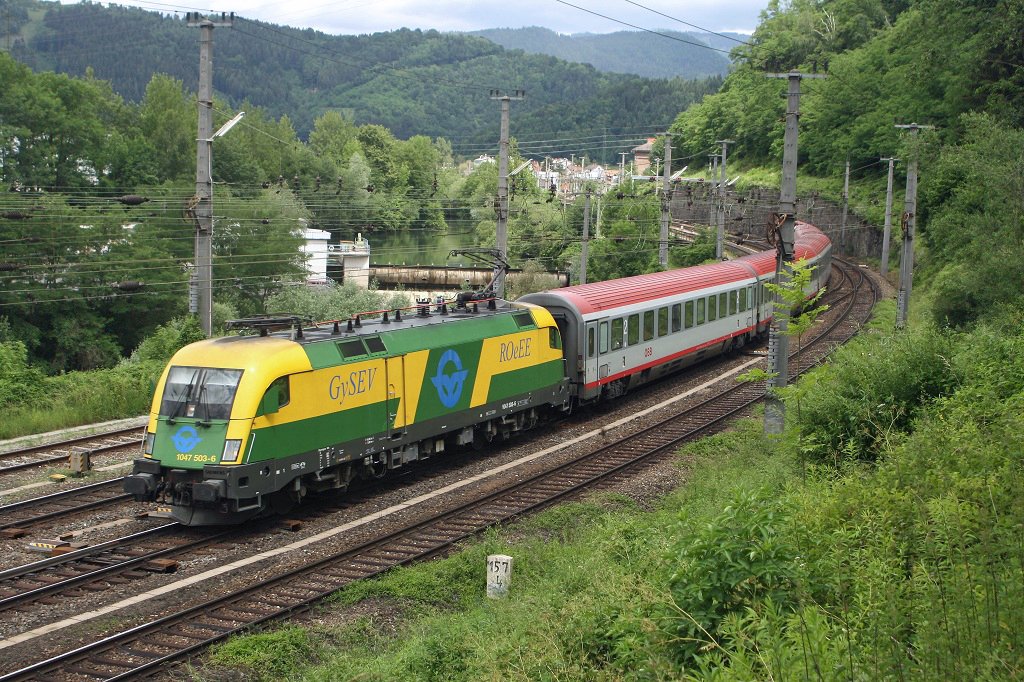 Die 1047503 der Gysev fhrt mit dem IC255(Wien Sd - Maribor) in den Bahnhof Bruck/Mur Personenbahnhof ein. Das Bild entstand am 16.06.2009. In der Zwischenzeit ist die Lok auf 470503 umgezeichnet und auch der Zuglauf von Wien nach Maribor ist schon lngst Geschichte.