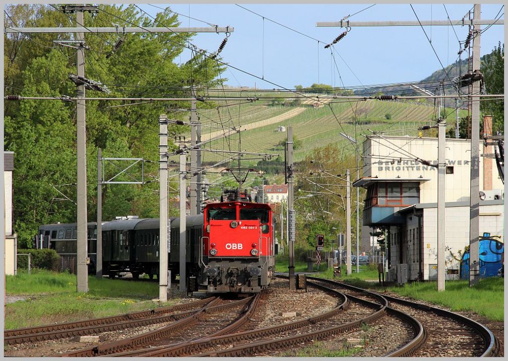 Die 1063 024 berstellte am Morgen des 22. April 2012 den Sonderzug mit der 2050 04 (ab Wien Sd(Ost) nach Strasshof) von Wien FJB nach Wien Sdbahnhof(Ostseite). Die Aufnahme zeigt den Zug beim Bahnbergang Brigittenau.