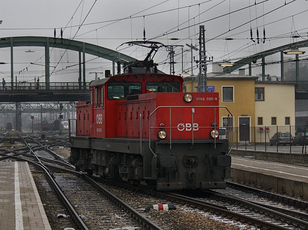 Die 1063 025 am 05.01.2010 bei Rangierarbeiten in Wien Westbahnhof. 