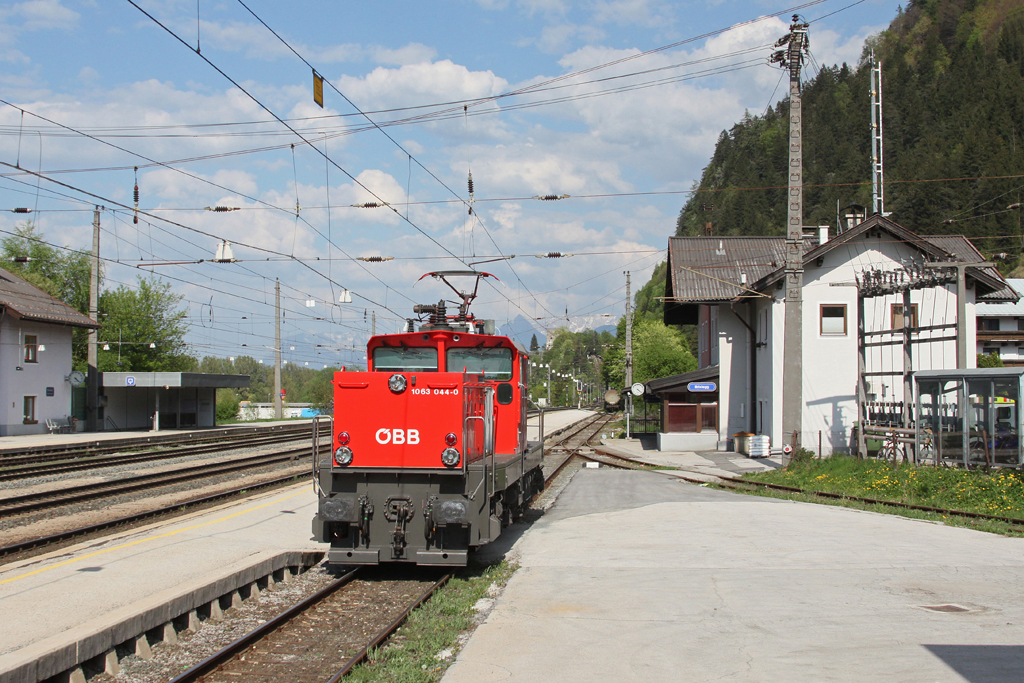 Die 1063 044 kam am spten Nachmittag des 22.04.2011 solo aus Wrgl nach Brixlegg, um dort ein paar Wagen abzuholen und sie nach Wrgl zu bringen. Hier ist die Lok gerade auf dem Weg zum Anschlussgleis im Bahnhof Brixlegg.