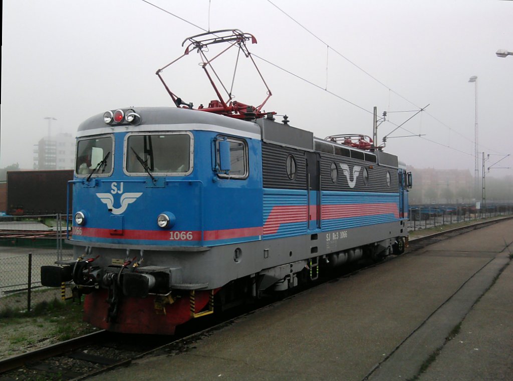 DIE 1066 WARTETE HIER AM ,20,05,2010 IM HAFEN VON TRELLBORG  AUF DIE WAGEN DES EN 210 UM DIESE DAN NACH LUND CENTRAL ZU BRINGEN