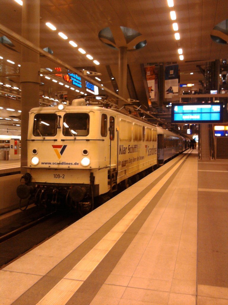 DIE 109-2 der GVG stand im Berliner Hauptbahnhof am 03,05,2010 mit EN210 Berlin Night Express  planmig zur Abfahrt bereit