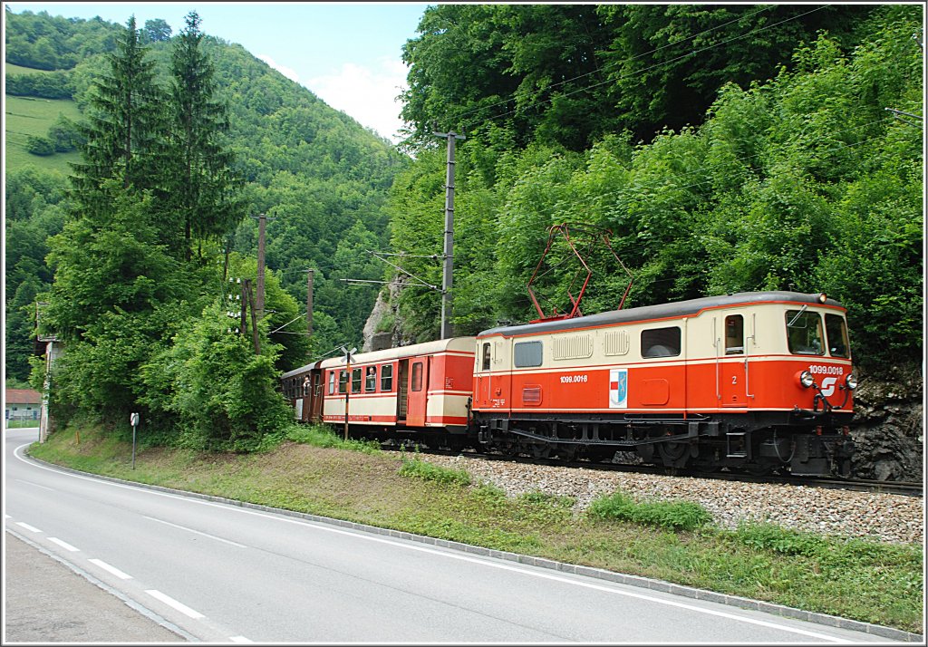 Die 1099 001 bespannte am 4.Juni 2010 den R 6813/16 nach Mariazell. Das Foto entstand kurz nach Schwarzenbach/Pielach.