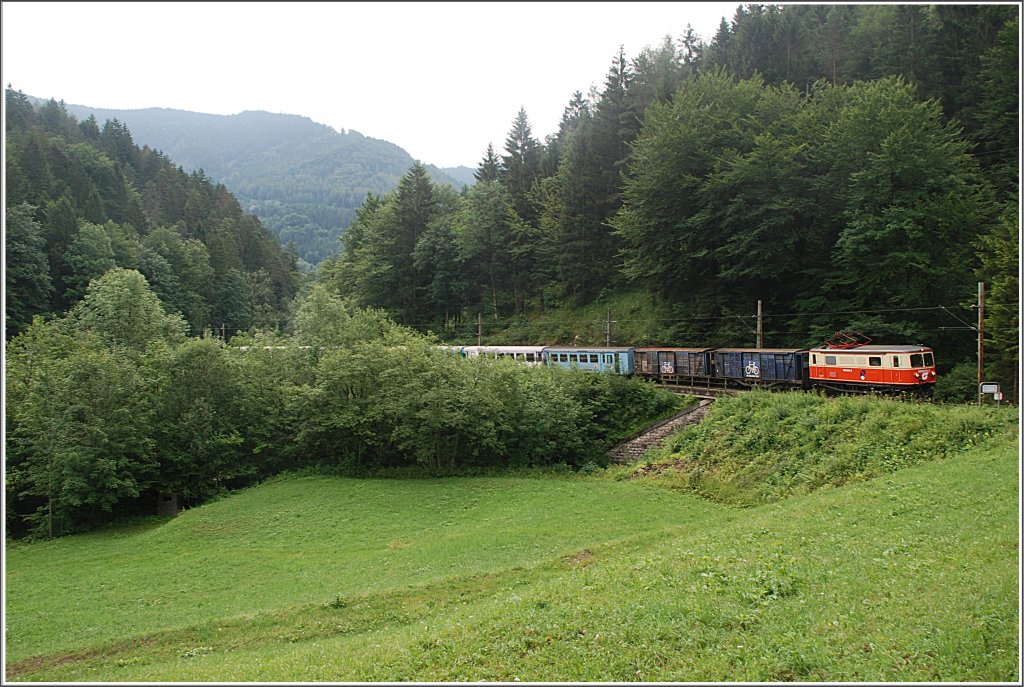 Die 1099 004 bespannte am 19.7.2010 den R 6805/04 und ich konnte ihn in der Kehre im Natterstal ablichten.