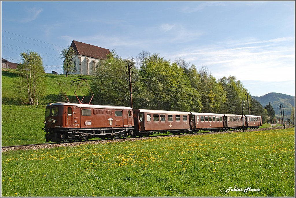 Die 1099 007  Mariazell  bespannte am 29.April 2010 den aus 4 Waggons bestehenden REX 6810 nach St.Plten. Das Foto schoss ich bei der Andreaskirche ohne Turm bei Tradigist.