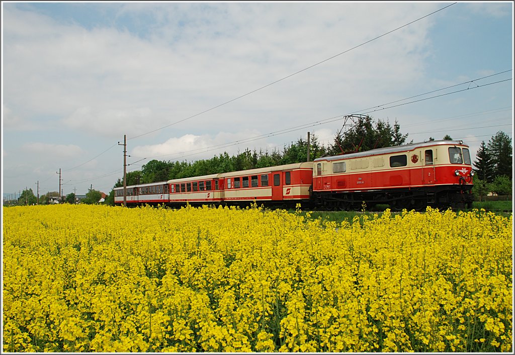 Die 1099.14  Nostalgie  bespannte am 2.Mai 2010 den R 6813. Dabei konnte ich sie kurz vor Klangen bildlich festhalten.