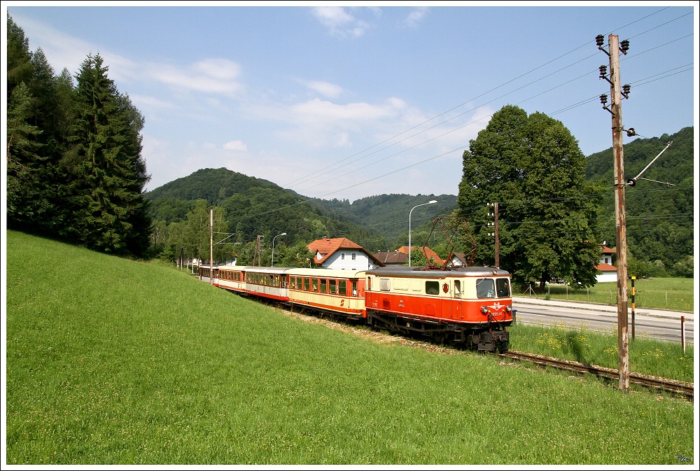 Die 1099.14  Rosinante  fhrt mit R 6802  Mariazeller Land  von  Mariazell nach St.Plten. 
Steinklamm 4.7.2010