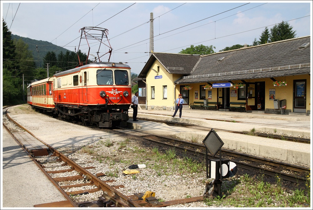 Die 1099.14  Rosinante  fhrt mit R 6802  Mariazeller Land  von Mariazell nach St.Plten. 
Kirchberg an der Pielach 4.7.2010