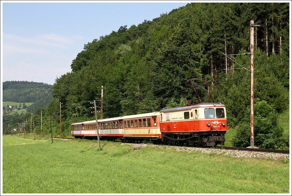 Die 1099.14  Rosinante  fhrt mit R 6802  Mariazeller Land  von Mariazell nach St.Plten. 
Rabenstein 4.7.2010