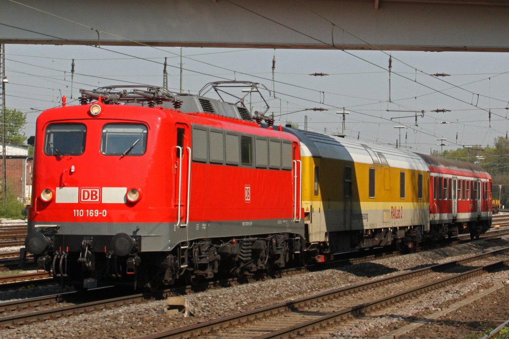 Die 110 169-0 der DB Systemtechnik am 18.4.11 mit einem Messzug in Duisburg-Entenfang.Leider konnte ich nicht mehr weiter rauf deshalb dieser blde SChatten ;(