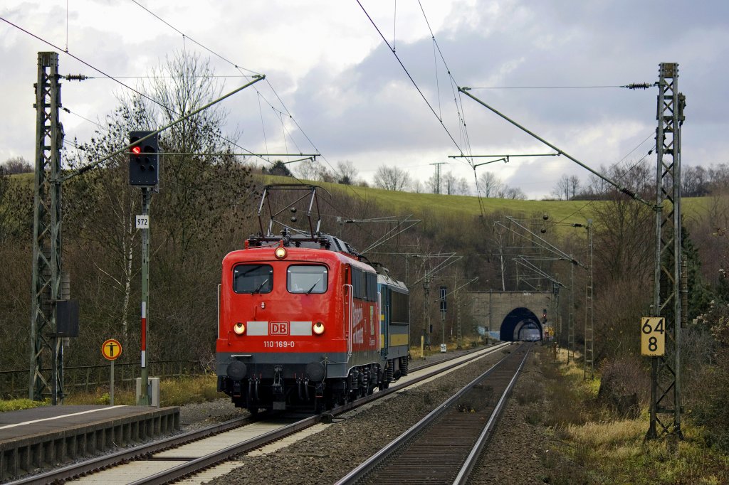 Die 110 169-0 fuhr am 06.12.2011 die belgische 2711 von S�ddeutschland bis Aachen Hbf um dort weiter nach Belgien zu fahren.