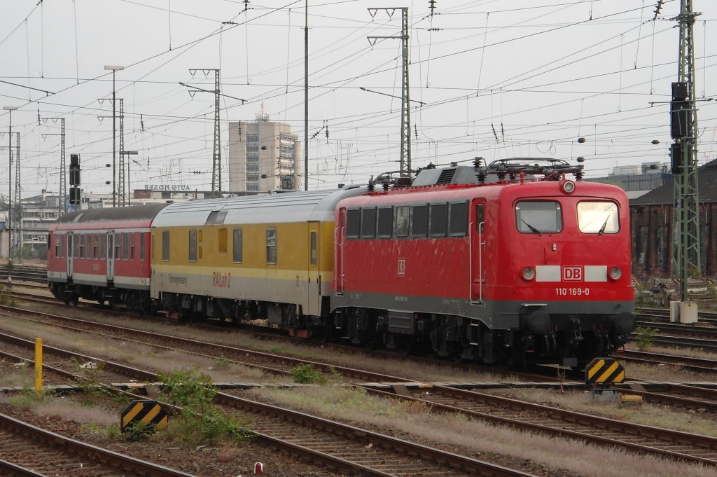 Die 110 169 wurde mit einem Messwagen und Steuerwagen auf dem Gleisvorfeld des Mannheimer Hbfs abgestellt. (27.04.2011)