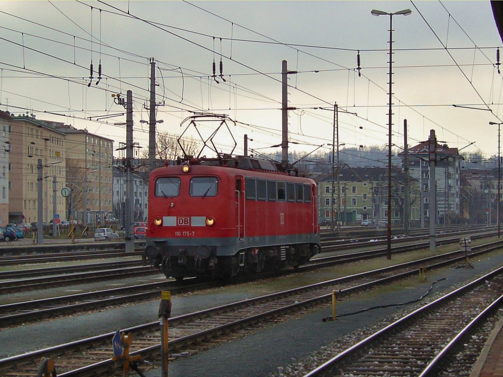 Die 110 175 am 13.12.2008 bei einer Rangierfahrt im Salzburger Hbf. 