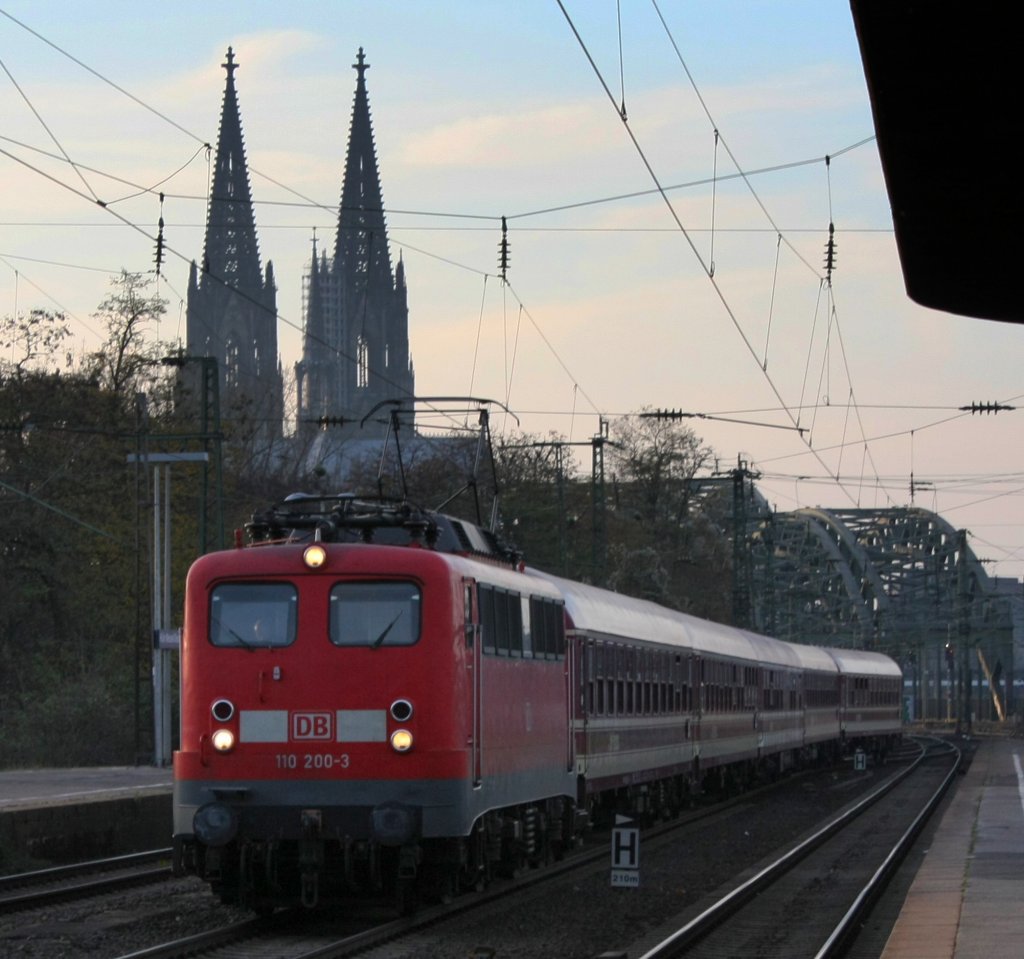 Die 110 200-3 fuhr am 20.11.2010 mit dem Sdz2740 durch Mln Messe/Deutz.