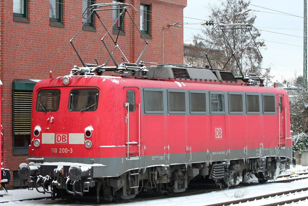 Die 110 200-3 steht aufgebgelt & wie immer einsatzbereit fr den IC 135 von Luxemburg nach Norddeich Mole in Koblenz HBF am 18.12.2010