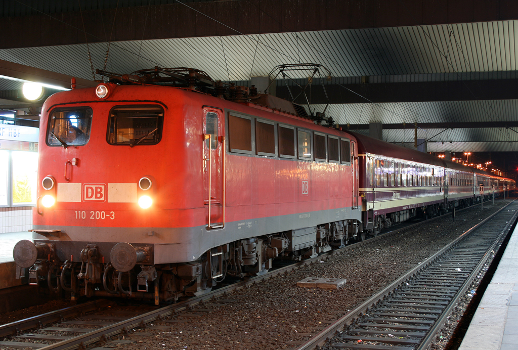 Die 110 200-3 steht mit dem nchsten (historischen) Sonderzug in Dsseldorf HBF am 31.10.2010