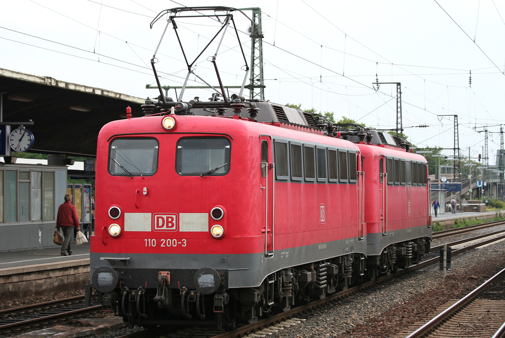 Die 110 200-3 zieht 110 231-8 als Lokzug von Kln Deutzerfeld nach Venlo durch Kln Messe/Deutz am 13.08.2010