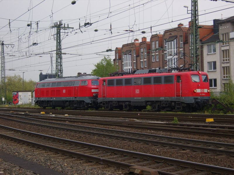 Die 110 210-2 und 218 838-1 standen am 08.05.2010 in Aachen Hbf abgestellt um danach nach Kln ber Herzogenrath weiter zu fahren. 