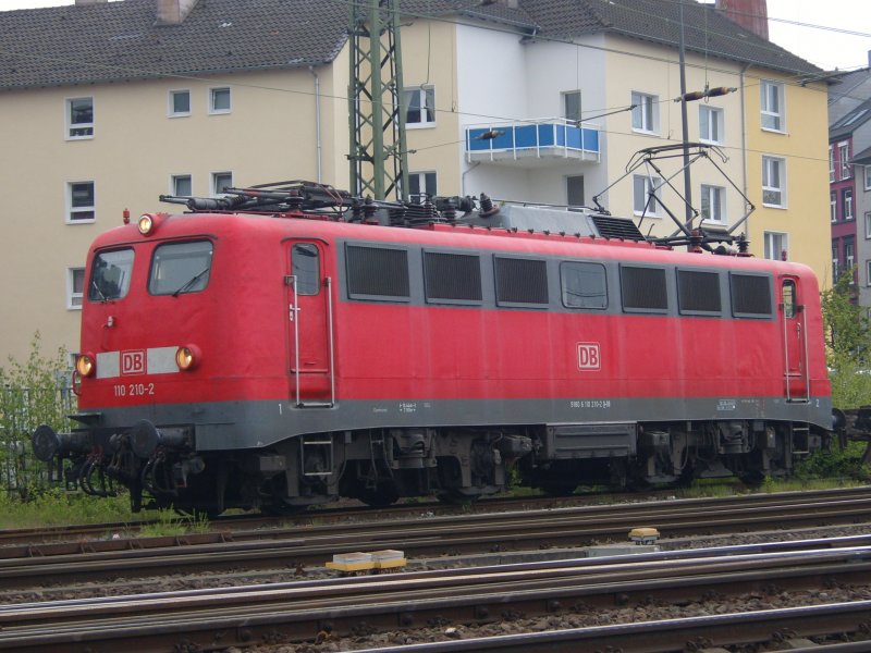Die 110 210-2 stand am 08.05.2010 in Aachen Hbf um eine kurze Pause einzulegen. 