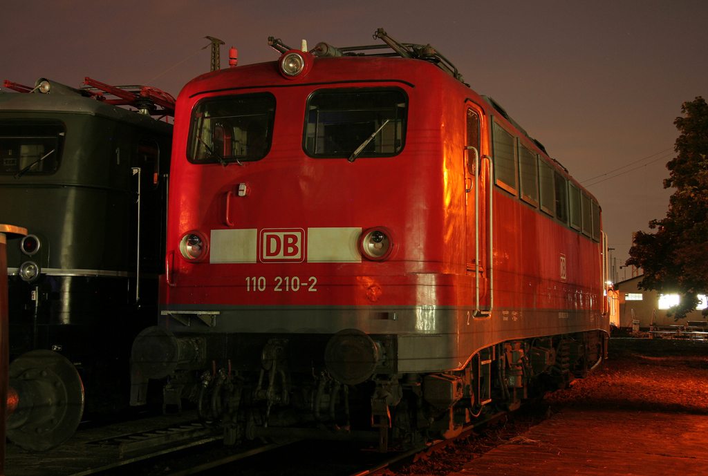 Die 110 210-2 steht im DB Museum Koblenz whrend der Nacht der langen Museen am 24.09.2011