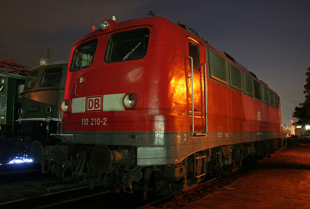 Die 110 210-2 steht im DB Museum Koblenz whrend der Nacht der langen Museen am 24.09.2011