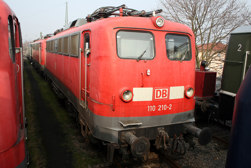 Die 110 210-2 wurde durch eine neue Unterkunft im DB Museum Koblenz Ltzel vor dem Verwerter gerettet und wird nun weitere Jahre gepflegt und erhalten bleiben, aufgenommen am 05.03.2011
