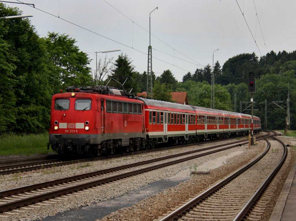 Die 110 223 mit einer RB nach Mnchen am 25.06.2010 bei der Einfahrt in Aling.