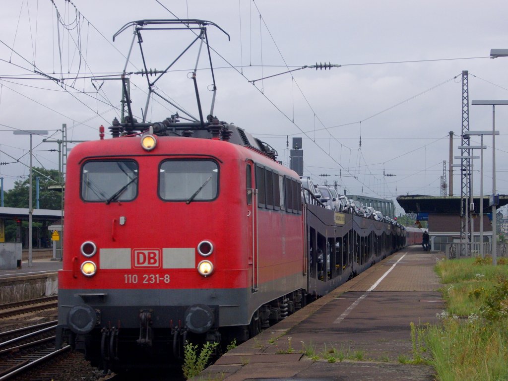 Die 110 231-8 am 08.08.2010 mit einem Autozug durch K�ln Messe/Deutz.