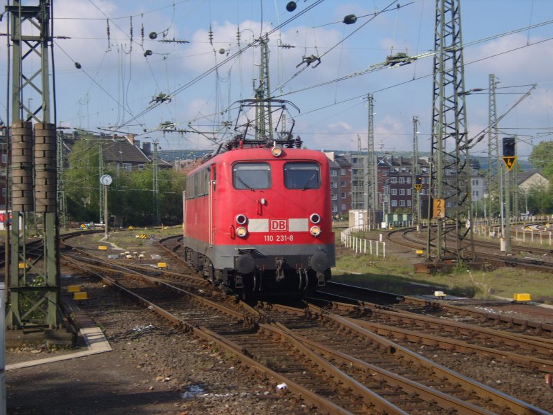 Die 110 231-8 rangierte sich am 15.05.2010 vor den Pilgersonderzug der vorher von der Belgischen E-Lok 2701 nach Aachen Hbf gezogen wurde.