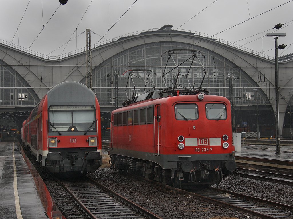 Die 110 236 am 22.02.2009 abgestellt im Leipziger Hbf, neben an fhrt gerade eine S Bahn nach Wurzen aus.