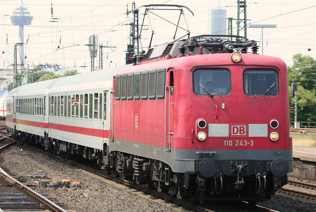Die 110 243-3 zieht einen IC von Kln durch Kln Messe/Deutz nach Hamburg Altona am 18.07.2010