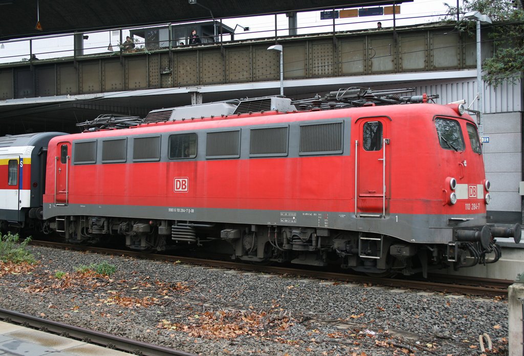 Die 110 284-7 steht mit dem Prventionszug seit gestern abgestellt auf dem unteren Ferngleis in Kln Messe/Deutz am 12.12.2009