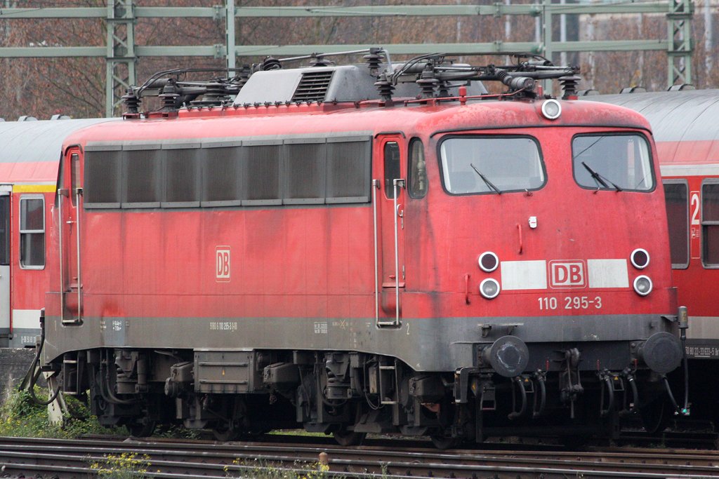Die 110 295-3 abgestellt in Koblenz , am 21,11,09