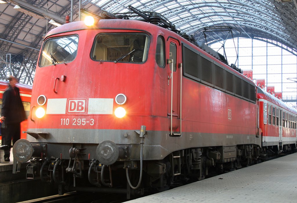 Die 110 295-3 steht mit einem geendeten RE Verstrker aus Koblenz in Frankfurt HBF am 22.10.2009 Auch dieses Bild ist auf dem ffentlichen  Querlaufsteg  der HBFs entstanden