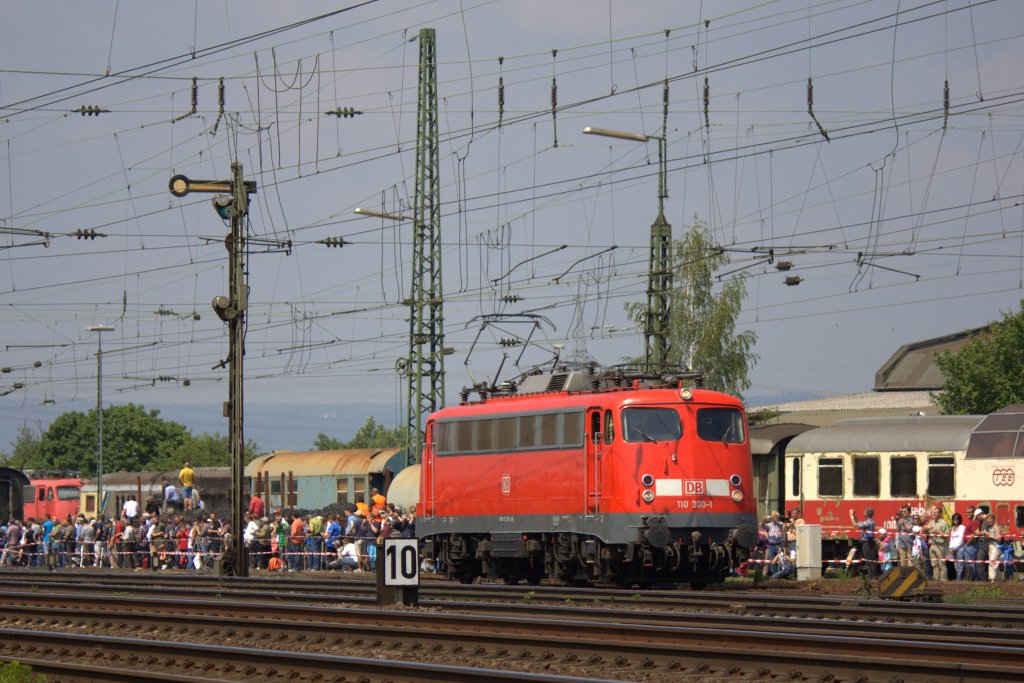 Die 110 300-1 am 21.05.2011 in Koblenz L�tzel.