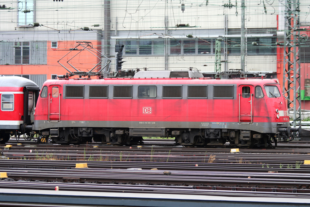 Die 110 300-1 fhrt mit einem Verstrker aus Koblenz in Frankfurt a.M. HBF ein am 17.08.2010